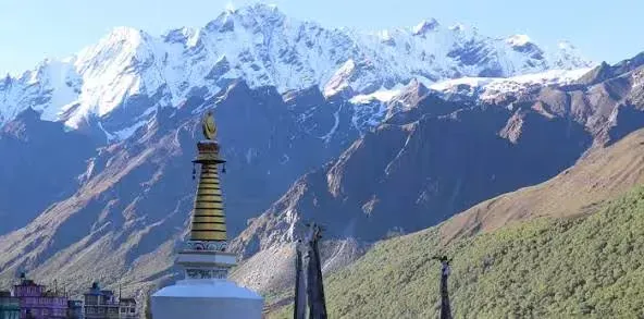 Kyanjin Gompa monastery with Langtang Lirung mountain